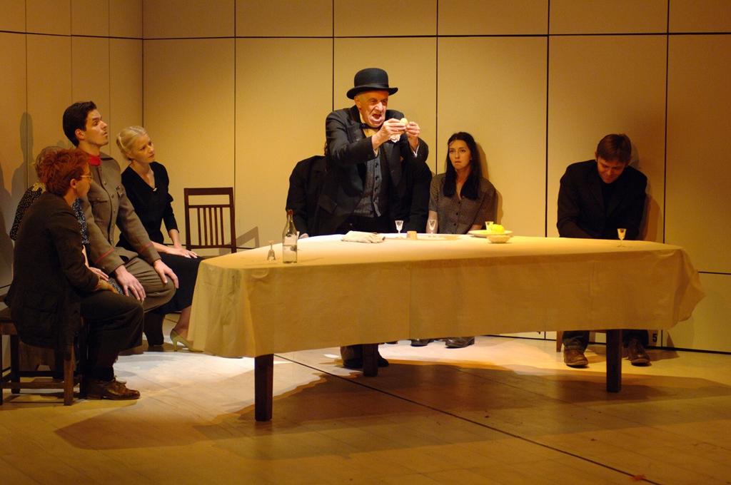 Marcin Hycnar (Fuks), Robert Jarociński (Tolo), Małgorzata Kożuchowska (Lena), Zbigniew Zapasiewicz (Leon), Kamilla Baar (Lulusia), Oskar Hamerski (Witold). Fot. Stefan Okołowicz Marcin Hycnar (Fuks), Robert Jarociński (Tolo), Małgorzata Kożuchowska (Lena), Zbigniew Zapasiewicz (Leon), Kamilla Baar (Lulusia), Oskar Hamerski (Witold). Fot. Stefan Okołowicz