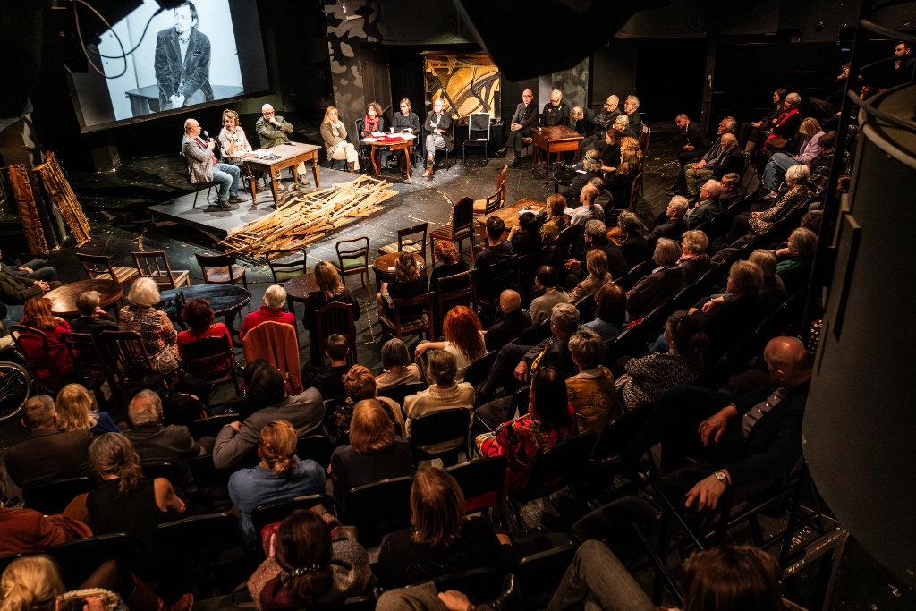 Wieczór promocyjny trzytomowego wydawnictwa poświęconego Jerzemu Grzegorzewskiemu | Teatr Narodowy, Scena przy Wierzbowej, 29 stycznia 2024. Fot. Marta Ankiersztejn Wieczór promocyjny trzytomowego wydawnictwa poświęconego Jerzemu Grzegorzewskiemu | Teatr Narodowy, Scena przy Wierzbowej, 29 stycznia 2024. Fot. Marta Ankiersztejn