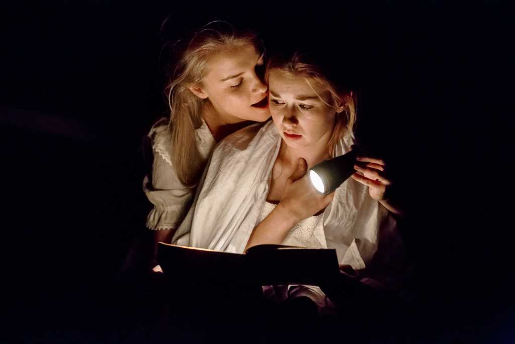 Paulina Korthals (Paulina), Paulina Szostak (Bianka). Fot. Krzysztof Bieliński Paulina Korthals (Paulina), Paulina Szostak (Bianka). Fot. Krzysztof Bieliński