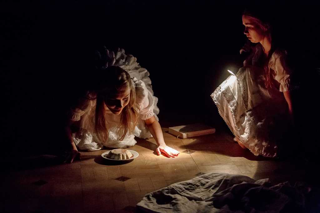 Paulina Korthals (Paulina), Paulina Szostak (Bianka). Fot. Krzysztof Bieliński Paulina Korthals (Paulina), Paulina Szostak (Bianka). Fot. Krzysztof Bieliński