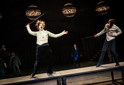 Na pierwszym planie: Hugo Tarres (Hamlet), Paweł Brzeszcz (Laertes) w HAMLECIE Williama Shakespeare’a w reż. Jana Englerta. Fot. Marta Ankiersztejn