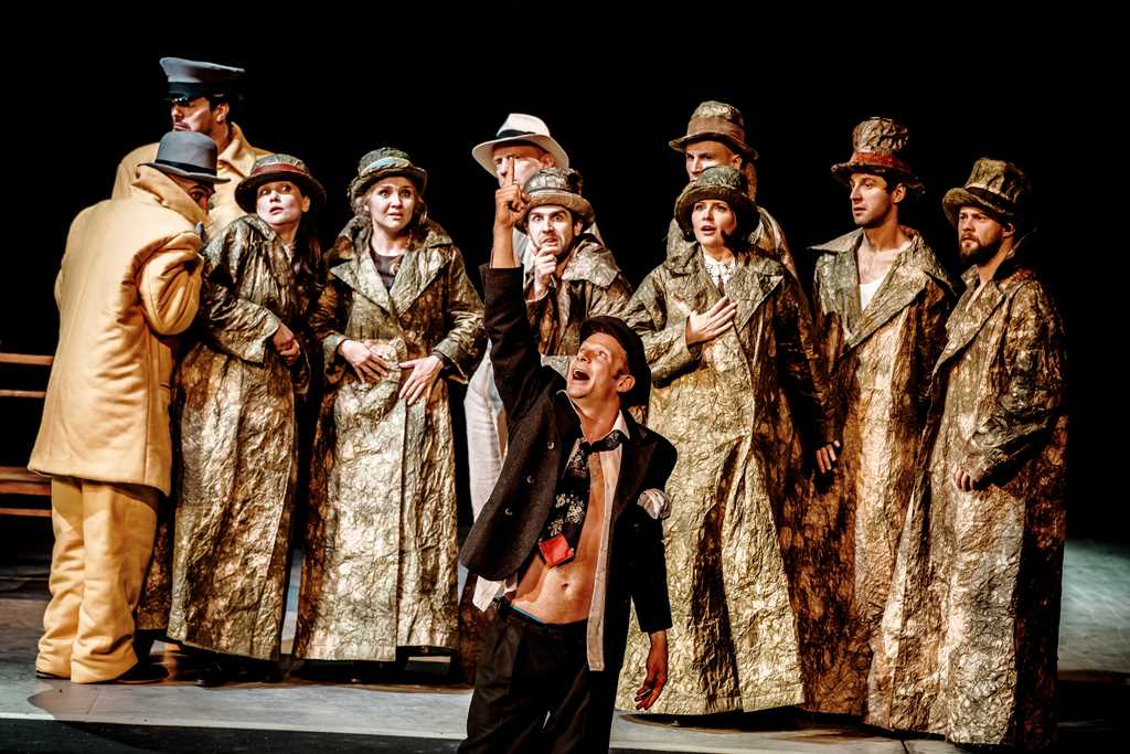 Scena zbiorowa, na pierwszym planie: Grzegorz Małecki (Pijak). Fot Krzysztof Bieliński Scena zbiorowa, na pierwszym planie: Grzegorz Małecki (Pijak). Fot Krzysztof Bieliński