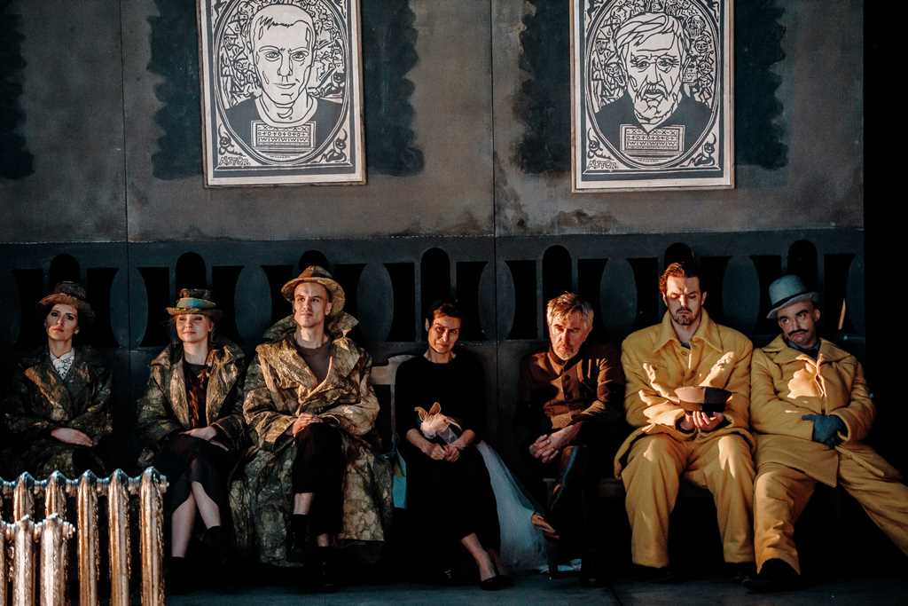 Joanna Gryga (Druhna), Paulina Korthals (Druhna), Paweł Paprocki (Nosił), Danuta Stenka (Matka/Mania), Jerzy Radziwiłowicz (Ojciec), Robert Jarociński (Szef policji), Marcin Przybylski (Kanclerz). Fot. Krzysztof Bieliński Joanna Gryga (Druhna), Paulina Korthals (Druhna), Paweł Paprocki (Nosił), Danuta Stenka (Matka/Mania), Jerzy Radziwiłowicz (Ojciec), Robert Jarociński (Szef policji), Marcin Przybylski (Kanclerz). Fot. Krzysztof Bieliński