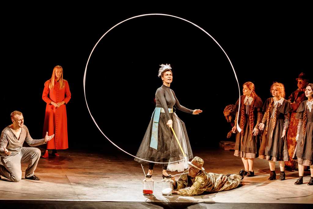 Mateusz Rusin (Henryk), Magdalena Warzecha (Biskup Pandulf), Danuta Stenka (Matka/Mania), Paweł Paprocki (Nosił), Anna Grycewicz (Gimnazjalistka), Paulina Korthals (Gimnazjalistka), Arkadiusz Janiczek (Zdrajca), Joanna Gryga (Gimnazjalistka) Mateusz Rusin (Henryk), Magdalena Warzecha (Biskup Pandulf), Danuta Stenka (Matka/Mania), Paweł Paprocki (Nosił), Anna Grycewicz (Gimnazjalistka), Paulina Korthals (Gimnazjalistka), Arkadiusz Janiczek (Zdrajca), Joanna Gryga (Gimnazjalistka)